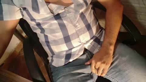 Snapshot of under_thedesk chatting on 5, 10, 2025 Giov online show from 5, 10, 2025