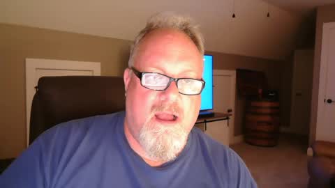 Snapshot of up2later chatting on 10, 9, 2025 up2later online show from 10, 9, 2025