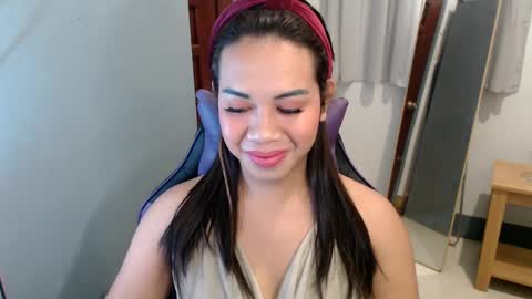 Snapshot of ur_cutiesthotasianxx chatting on 4, 1, 2025 Vee online show from 4, 1, 2025