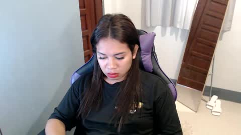 Snapshot of ur_cutiesthotasianxx chatting on 10, 1, 2025 Vee online show from 10, 1, 2025