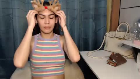 ItsUrsElla online show from 25, 12, 2024