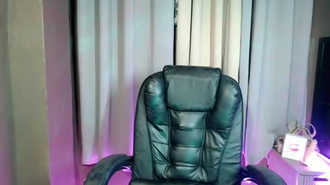 ItsUrsElla online show from 5, 3, 2025