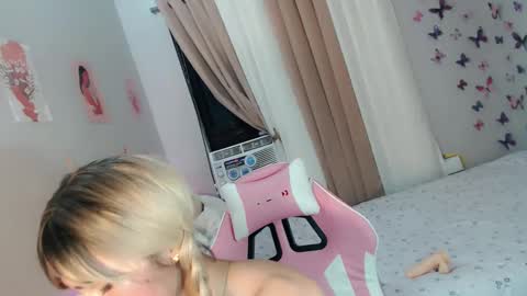 Snapshot of urbabelianne chatting on 2, 2, 2025 lianne online show from 2, 2, 2025