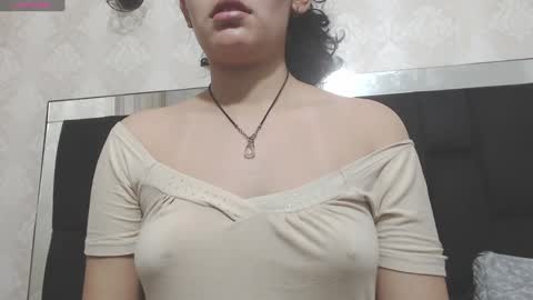 Snapshot of vainilla_cam chatting on 8, 1, 2025 Vainilla online show from 8, 1, 2025