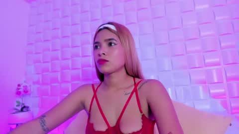 Snapshot of valen_martinez_ chatting on 3, 6, 2026 V A L E N online show from 3, 6, 2026