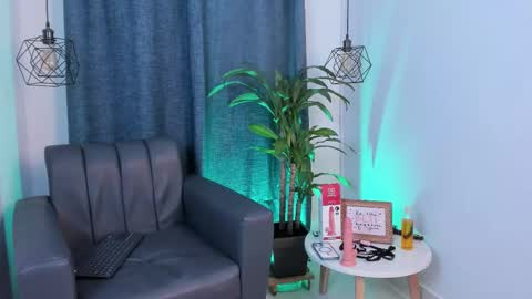 VALENTINO CASTAO online show from 17, 2, 2025