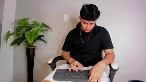 Snapshot of valetino_stonee chatting on 24, 5, 2026 Valentino online show from 24, 5, 2026