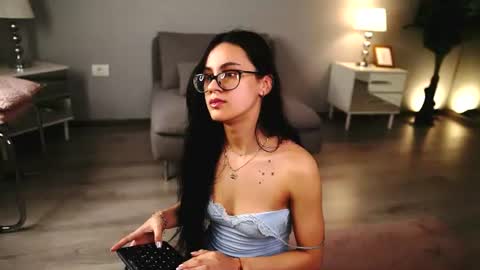Snapshot of valexielux chatting on 14, 6, 2026 Vale online show from 14, 6, 2026