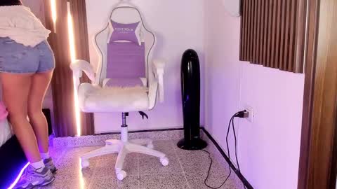 Vallolet Peach  online show from 18, 10, 2025