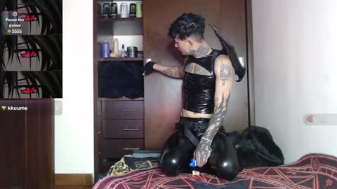 david guzman i model independenthelp me with a thumbs up online show from 7, 1, 2025