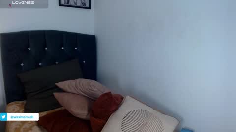 Vee Simons online show from 4, 2, 2025