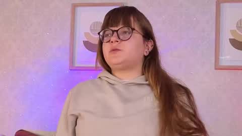 Vee Simons online show from 10, 10, 2025