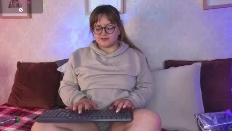 Vee Simons online show from 5, 11, 2025