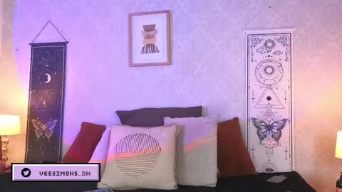 Vee Simons online show from 25, 5, 2026