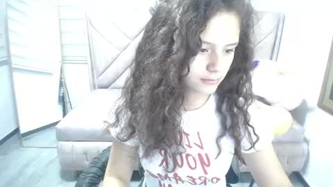 velvet_moon_v online show from 17, 9, 2025