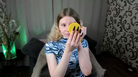 velvet_peach_ online show from 21, 11, 2025