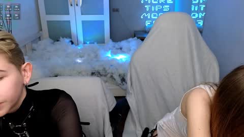 Snapshot of velvetvalkyries chatting on 2, 1, 2025 CLEOshort hair TIna long hair online show from 2, 1, 2025
