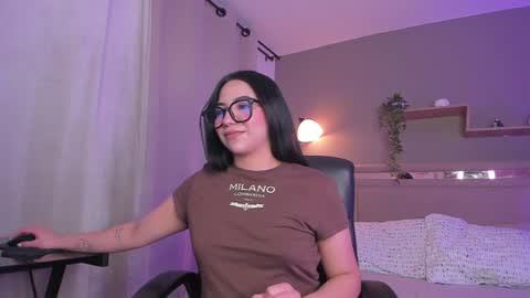 Snapshot of venus_reid chatting on 4, 2, 2025 venus_reid online show from 4, 2, 2025