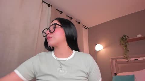 Snapshot of venus_reid chatting on 5, 3, 2025 venus_reid online show from 5, 3, 2025