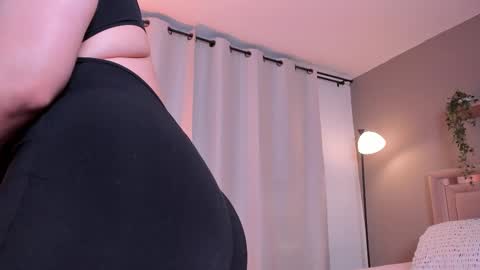 Snapshot of venus_reid chatting on 14, 9, 2025 venus_reid online show from 14, 9, 2025