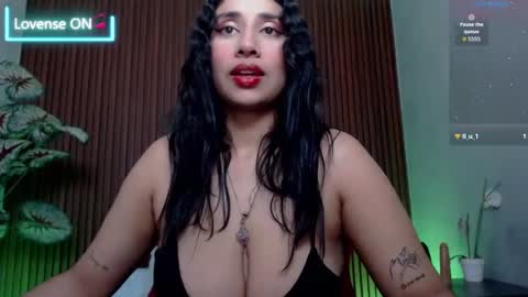 Snapshot of venuz_lee chatting on 4, 10, 2025 Nice to greet you my name is Vanessa online show from 4, 10, 2025