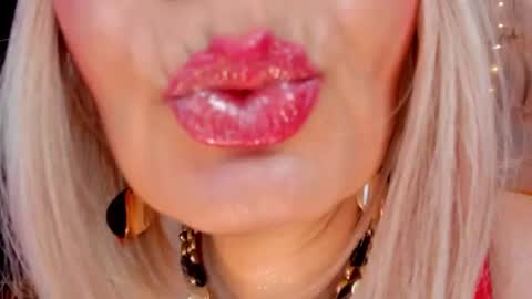 Snapshot of victoria_dior chatting on 19, 12, 2024 diorvictoria9 online show from 19, 12, 2024