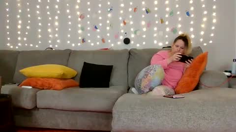 Victoria and Jesse online show from 21, 12, 2024