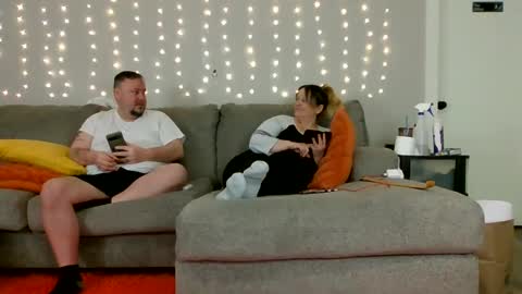 Victoria and Jesse online show from 1, 2, 2025