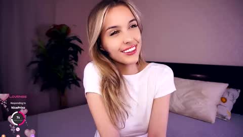 Snapshot of victoriadreamtt chatting on 3, 10, 2025 Anasteisha Day Helen Night online show from 3, 10, 2025