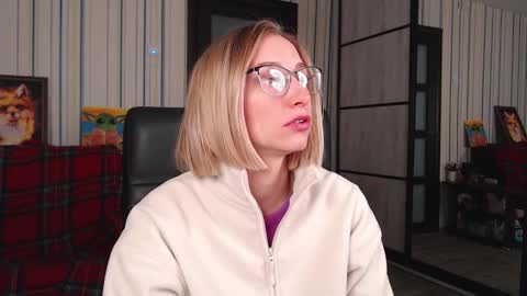 Snapshot of vikaericka chatting on 17, 11, 2025 Vika online show from 17, 11, 2025