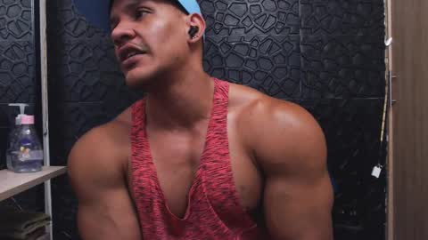 Snapshot of viktorherrera chatting on 8, 10, 2025 Viktor Herrera online show from 8, 10, 2025