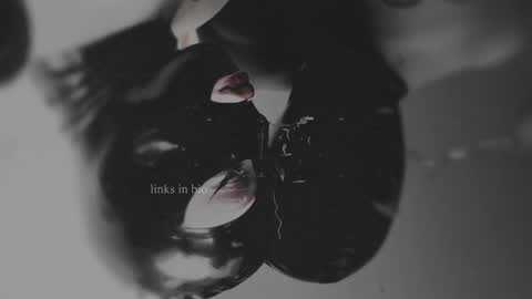 Snapshot of vinylstore chatting on 3, 2, 2025 Diva Silvia online show from 3, 2, 2025