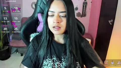 Snapshot of vio_let_ chatting on 12, 10, 2025 Daniela online show from 12, 10, 2025