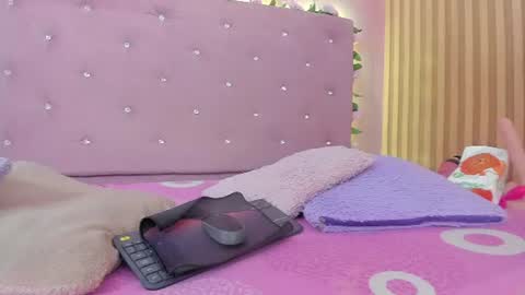 Snapshot of violet__taylor_ chatting on 6, 7, 2026 violet__taylor_ online show from 6, 7, 2026