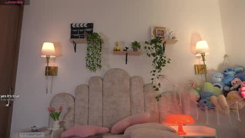 Snapshot of violeth___ chatting on 15, 4, 2026 violeth___ online show from 15, 4, 2026