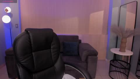 Violett Castel online show from 2, 2, 2025