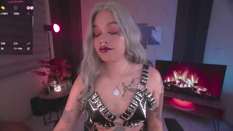 Snapshot of violette_clerk1 chatting on 6, 11, 2025 JULIE UWU online show from 6, 11, 2025