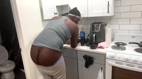 Elle Hood online show from 8, 11, 2025