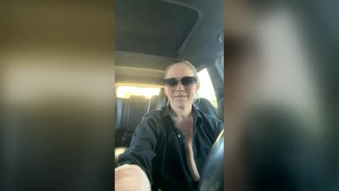 Snapshot of vixen1222 chatting on 31, 5, 2026 vixen1222 online show from 31, 5, 2026