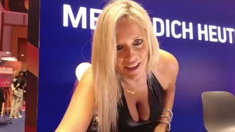 Snapshot of wildtequilla chatting on 27, 9, 2025 Lili online show from 27, 9, 2025