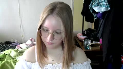 Snapshot of willenasow chatting on 9, 7, 2026 Olivia online show from 9, 7, 2026