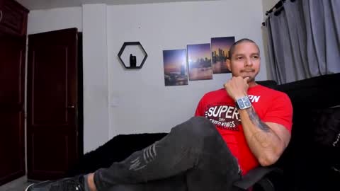 Magnus Dark independent model online show from 4, 4, 2026