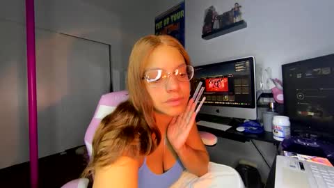 xStarGazingx online show from 28, 9, 2025