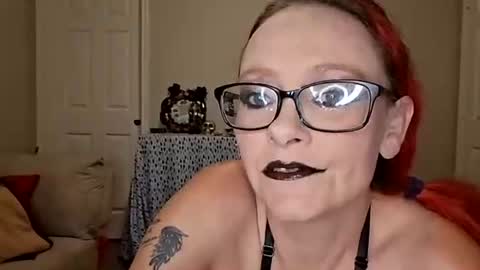 XXXQueenMandyDickenz online show from 10, 4, 2026