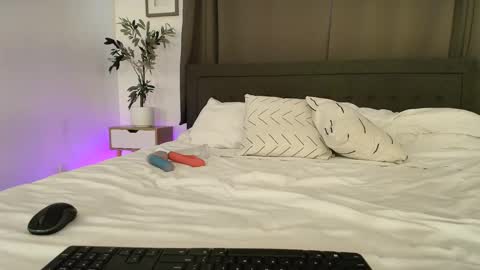 Lil Luna online show from 12, 1, 2025