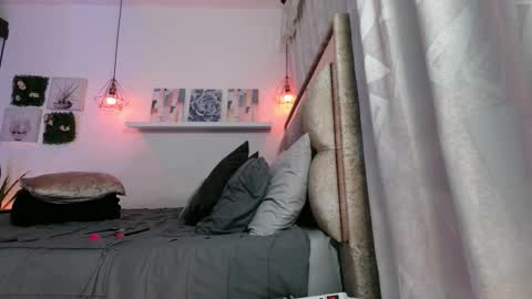 yellow_lily online show from 16, 12, 2025