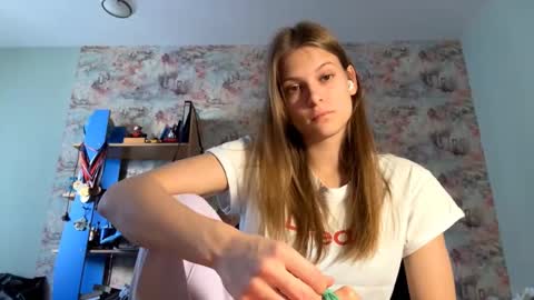 Snapshot of yenrowsell chatting on 13, 10, 2025 Emma online show from 13, 10, 2025