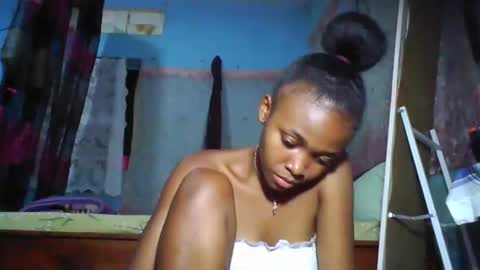 Snapshot of yolandrina05 chatting on 28, 11, 2025 yolandrina05 online show from 28, 11, 2025