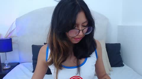 Snapshot of yommi_winx chatting on 2, 2, 2025 Yommi Winx online show from 2, 2, 2025