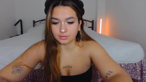 Snapshot of youremily_xx chatting on 20, 10, 2025 Emily online show from 20, 10, 2025